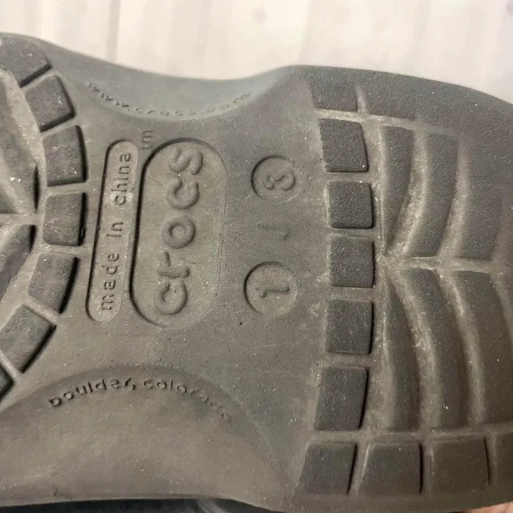 Crocs black fuzz lined juniors 1/3‎
